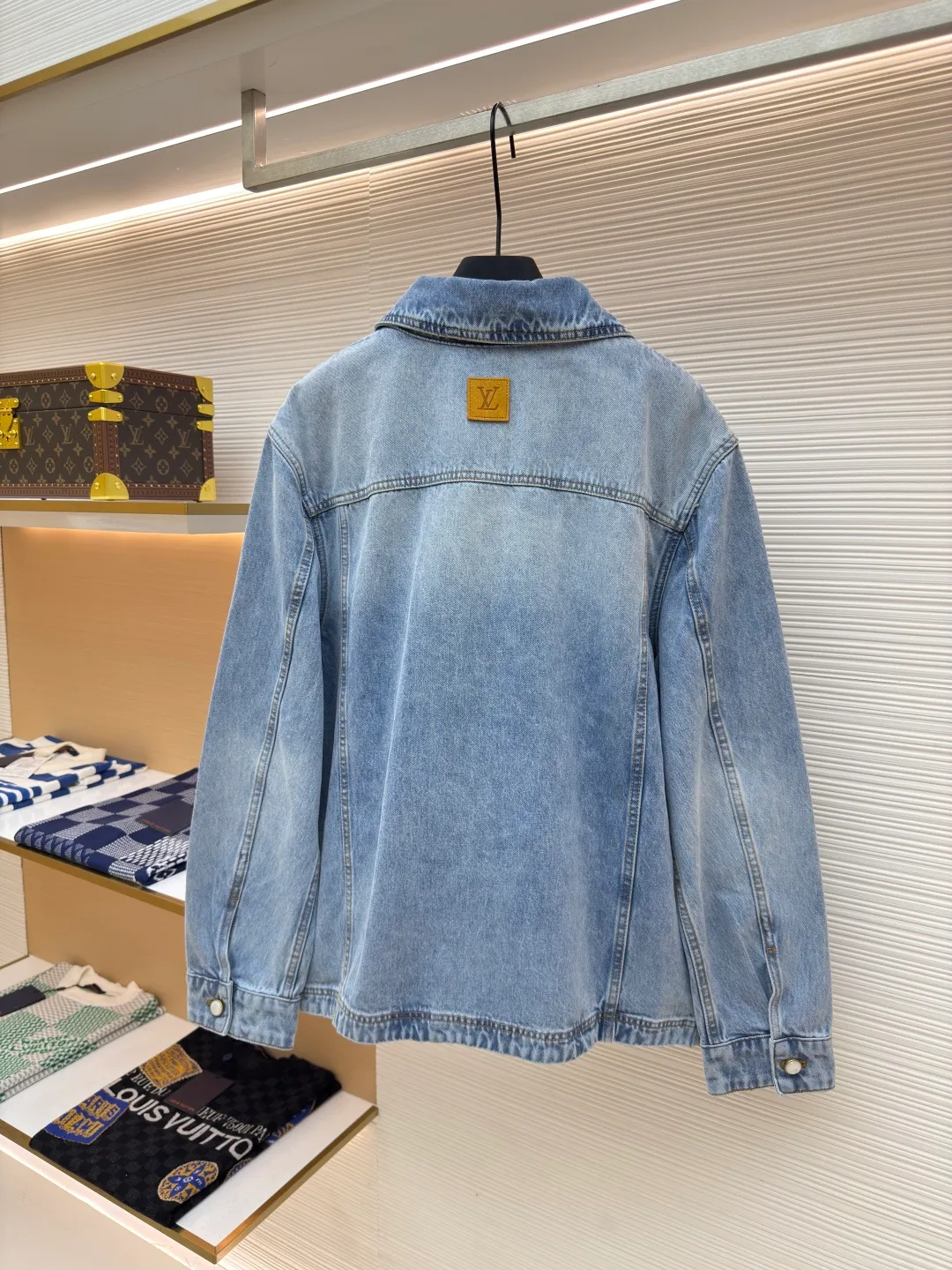 LOUIS VUITTON patch letter denim jacket ●Authentic product: Purchased and developed by 21599 ●Item number: 1680048-B75 ●Material: denim denim fabric ●Technology: embroidery production ●Version: fitted version ●Weight: about 1075 grams ●Size: 46-48-50-52 ●Description: The iconic pattern of the brand's presbyopia logo It has a strong street American style and is very chic. The whole piece is still the same loose version as always, which hides the flesh. The regular denim lapel design gives people a smart and generous look. Customized logo buttons and leather labels come with a full set of accessories. It is cool, stylish and fairy-like. It is also an absolute C-position piece and is highly recommended!  Very heavy work, exquisite details, special washing process, multiple washings can show the same perfect washing color effect as the original. You’ll know it once you get it. It’s self-evident how popular it is once it’s released. It has no gender boundaries and looks great with couples’ outfits. It’s versatile and effortless. The overall wiring is straight and delicate, the fabric is comfortable and soft, and the color is consistent without color difference. It can be matched with the same style to create a fashionable look and control various occasions. Customized accessories, complete with three standards, same style for men and women!